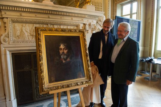L'administrateur général Eric Ruf et le sociétaire honoraire Jacques Sereys devant le portrait de Mounet-Sully par Carolus-Duran © Cosimo Mirco Magliocca